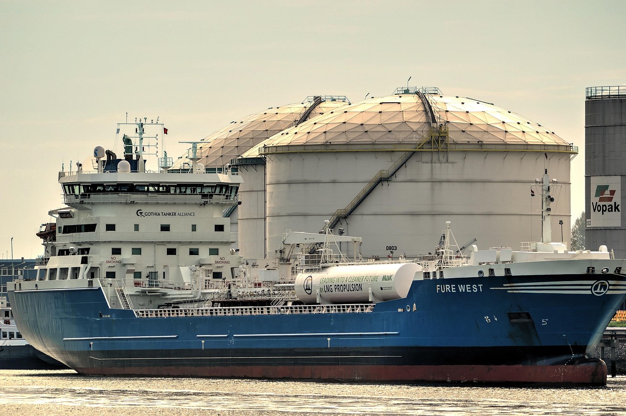 Photo: TheoRivierenlaan / Pixabay An oil tanker was attacked by an unknown projectile in the Strait of Hormuz, causing a fire that was subsequently extinguished.
